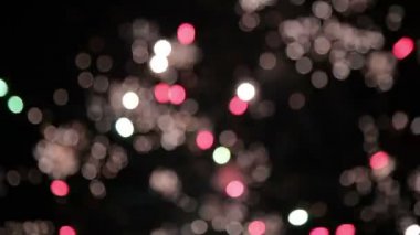 Bokeh ve bulanıklık havada patlayan havai fişek.