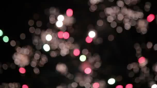 Bokeh et flou de feux d'artifice explosant dans le ciel . — Video