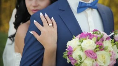 Gelin ve damat Park'ta yürüyordunuz, öpüşme