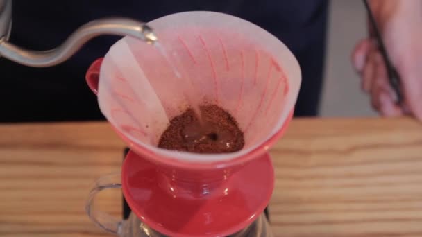 Koffie brouwen in café — Stockvideo