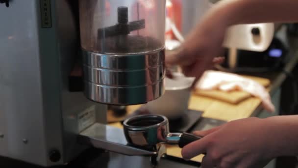 Barista maakt koffie voor bezoekers — Stockvideo