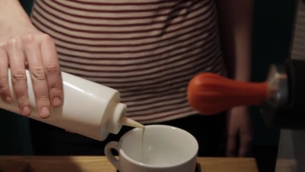 Verser le sirop de caramel dans une tasse — Video