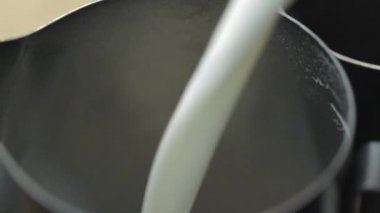 Sürahi içine dökülen süt