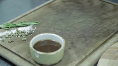 restoranda hizmet etmek biftek hazırlanması