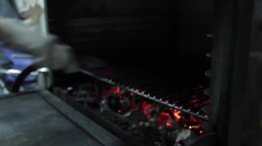biftek ızgara yerleştirilir
