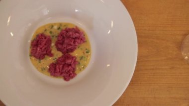 Restoranın ziyaretçiler hizmet vermeye tartare hazırlanması