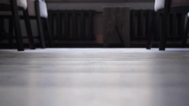 Garson kız Oda Restoran yürür