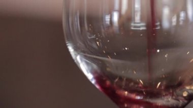 Şarap bardağa doldurulur.