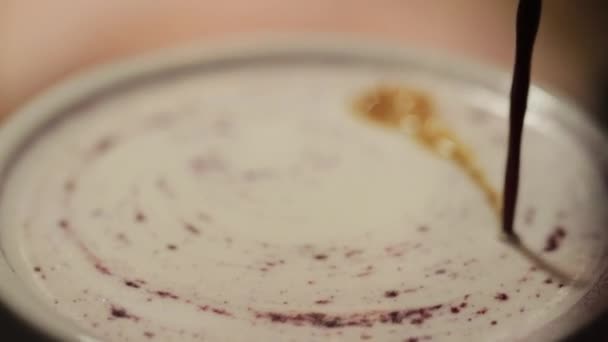 Sirup auf Cappuccino gießen — Stockvideo