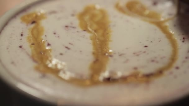 Creating a pattern in the form of a swan on the cappuccino — Stock Video