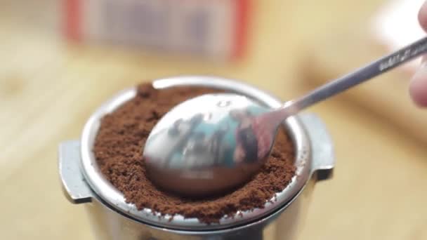 Gemalen koffie genomen door lepel — Stockvideo