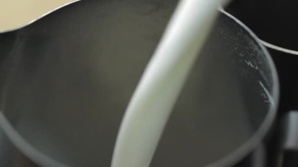 Mjölken hälls i kannan — Stockvideo