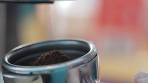 Świeżo mieloną kawę z ekspresu do kawy — Wideo stockowe