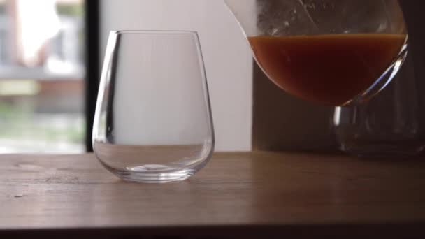 Il succo è versato in un bicchiere — Video Stock
