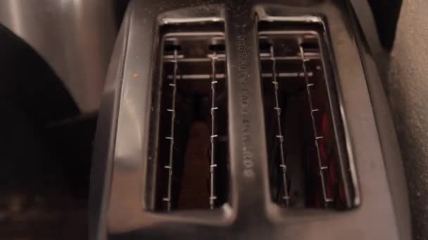 Toastbrot aus Toaster — Stockvideo