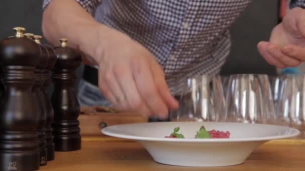 Chef-kok serveert te voeden — Stockvideo