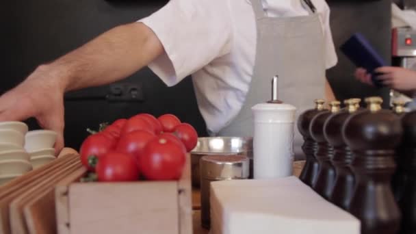 Ophef in de keuken van een restaurant — Stockvideo