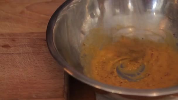 スパイスと卵の混合物の混合 — ストック動画