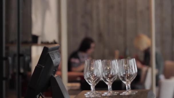 Dos mujeres comiendo en un restaurante — Vídeos de Stock