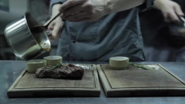 Chefs preparam bife e legumes grelhados para os visitantes do restaurante — Vídeo de Stock