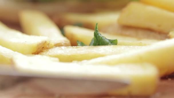 Comer batatas fritas com garfo — Vídeo de Stock