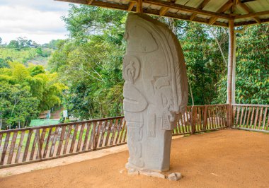 Kolombiya 'nın UNESCO Dünya Mirası bölgesi San Agustin, Kolombiya' da yemyeşil yemyeşil ile çevrili korunaklı bir bölgede büyük bir taş heykel duruyor..