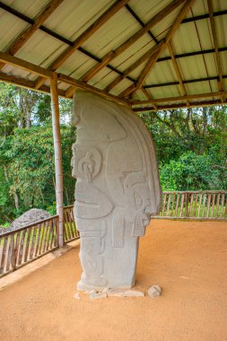San Agustin, Huila, Kolombiya 'da UNESCO' nun Dünya Mirası sitesi olan yemyeşil ile çevrili Kolombiya öncesi sanat eserlerinin yer aldığı taş heykel..