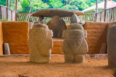 Kolombiya 'nın Huila kentindeki UNESCO Dünya Mirası alanı San Agustin Arkeoloji Parkı' ndaki antik taş heykelleri araştırın..