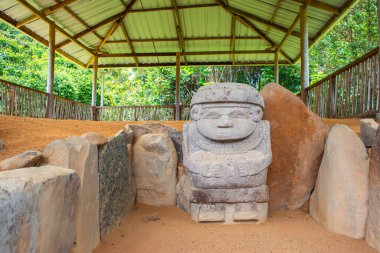 San Agustin, Huila, Kolombiya 'daki bir arkeoloji parkında korunan, Kolombiya öncesi zengin sanat eserleri sergilenen, detaylı bir taş heykel..