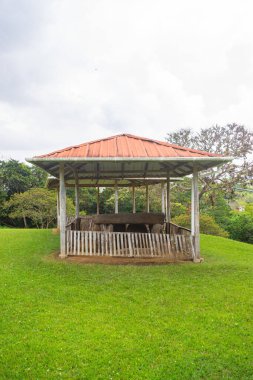 Geleneksel bir yapı, San Agustin, Huila, Kolombiya 'daki taş heykelleri barındırıyor. Kolomb öncesi eserleri sakin bir açık havada sergiliyor..