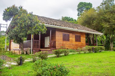 San Agustin, Huila, Kolombiya 'da geleneksel mimari ve doğal güzellikleri ön plana çıkaran yeşil bir ev..