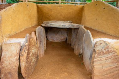 Kolombiya, San Agustin 'deki taş heykellerin ve antik mimarinin bulunduğu Kolombiya öncesi mezarlığı araştırın..