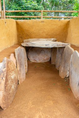 San Agustin, Huila, Kolombiya 'daki UNESCO Dünya Mirası sahasında, Kolombiya öncesi sanat eserlerinin sergilendiği taştan yapılmış antik mezar yapısını araştırın..