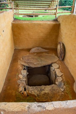 Kolombiya, Huila, San Agustin 'de, Kolombiya öncesi sanat eserlerinin sergilendiği taş bir mezarın bulunduğu korunmuş arkeolojik alanı araştırın..