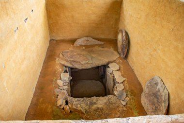 Kolombiya 'daki UNESCO Dünya Mirası sahasında Kolombiya öncesi sanat ve taş yapıları sergileyen San Agustin' deki antik mezarı keşfedin..