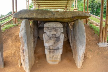 Kolombiya 'nın Huila bölgesindeki UNESCO Dünya Mirası sahası San Agustin' deki antik taş heykelleri araştırın. Kolombiya öncesi zengin sanat deneyimi.