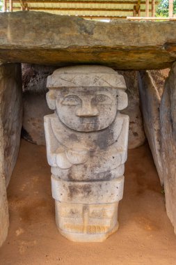 San Agustin arkeoloji parkındaki heykel heykeli UNESCO 'nun Dünya Mirası sahasında Kolombiya öncesi sanat eserlerini sergiliyor..