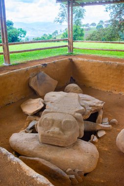 Kolombiya 'daki bir UNESCO Dünya Mirası sahası olan San Agustin' de antik taş heykeller ve Kolombiya öncesi sanat eserlerinin kalıntılarını keşfedin..