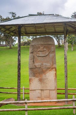 Kolombiya 'daki San Agustin Arkeoloji Parkı' ndaki bir barınağa yerleştirilmiş, Kolombiya öncesi sanat eserlerini sergileyen heykel..