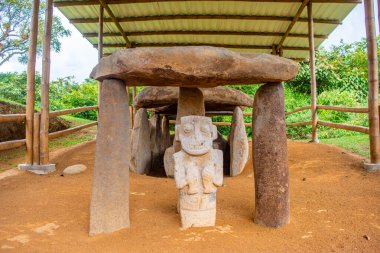 Kolombiya 'daki bir UNESCO Dünya Mirası sahası olan taş heykel ve dolmenlerin yer aldığı antik San Agustin arkeolojik alanını araştırın..
