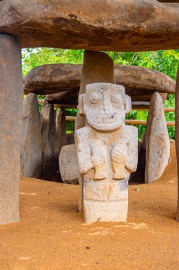 Kolombiya 'nın San Agustin kentindeki bir arkeoloji parkında, Kolombiya öncesi sanat eserleri ve zengin kültür mirası sergilenen taş bir heykelin çarpıcı yakın çekimi..