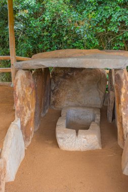 San Agustin arkeoloji parkındaki antik taş mezar Kolombiya 'nın UNESCO Dünya Mirası sahasında Kolombiya öncesi sanat ve tarihi sergileniyor..