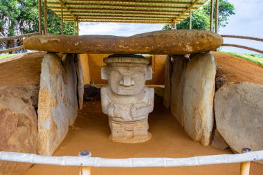 Kolombiya 'nın UNESCO Dünya Mirası sahasında Kolombiya öncesi sanat sergilenen San Agustin' deki bir barınağın altındaki büyük kayalarla kaplı taş bir heykel..