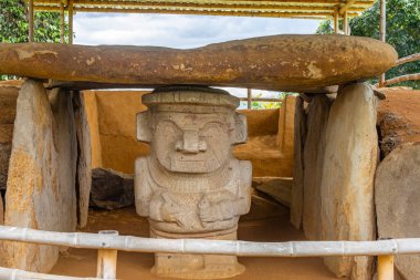 San Agustin Arkeoloji Parkı, Kolombiya 'daki büyük bir kayanın altındaki taş heykel, antik Kolombiya öncesi sanat ve UNESCO mirasını gözler önüne seriyor..