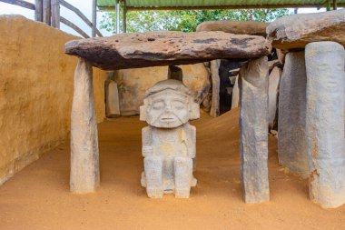 San Agustin, Huila 'daki bir kaya sığınağının altındaki antik taş heykel UNESCO Dünya Mirası sahasında Kolombiya öncesi sanat eserlerini sergiliyor..