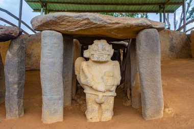 Kolombiya 'nın San Agustin Arkeoloji Parkı' nda büyük kayalarla çevrili antik bir taş heykel..