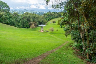 San Agustin, Kolombiya 'da yemyeşil bir park, yürüyüş yolları, bir çardak ve çarpıcı doğal manzara, açık hava aktiviteleri için ideal..