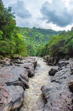 Magdalena Nehri 'nin San Agustin, Huila, Kolombiya' daki kayalık arazilerden akan manzarası..