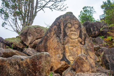 Dini bir sahneyi karanlık bir alanda tasvir eden canlı bir vitray. Karmaşık renkler ve tasarımlar sergiliyor..
