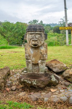 Dini bir sahneyi karanlık bir alanda tasvir eden canlı bir vitray. Karmaşık renkler ve tasarımlar sergiliyor..